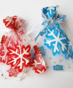 Organza zakjes met sneeuwvlokken in rood en blauw