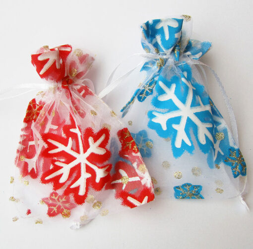 Organza zakjes met sneeuwvlokken in rood en blauw