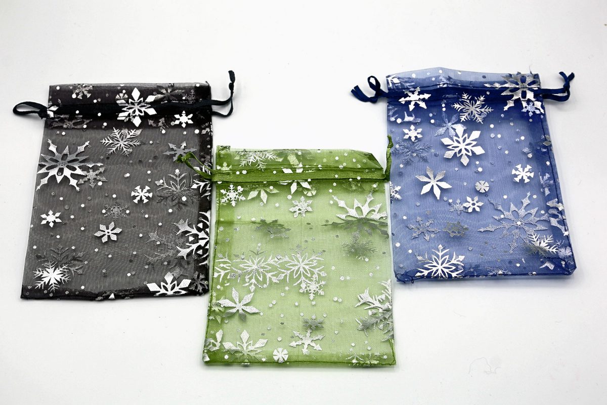 Kerst organza zakjes met sneeeuwsterren in zwart, blauw en groen
